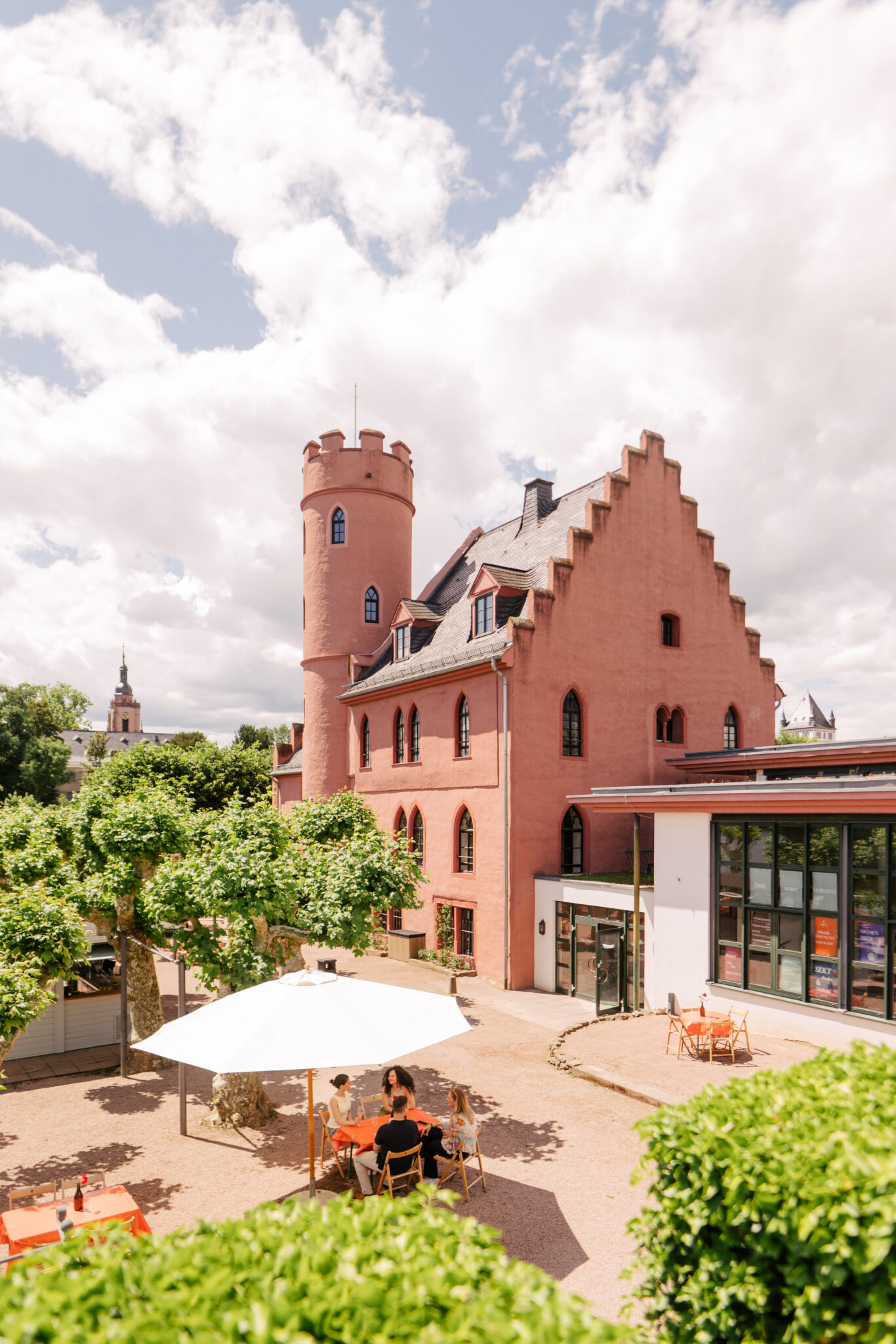 Außenansicht der Burg Crass in Eltville am Rhein.